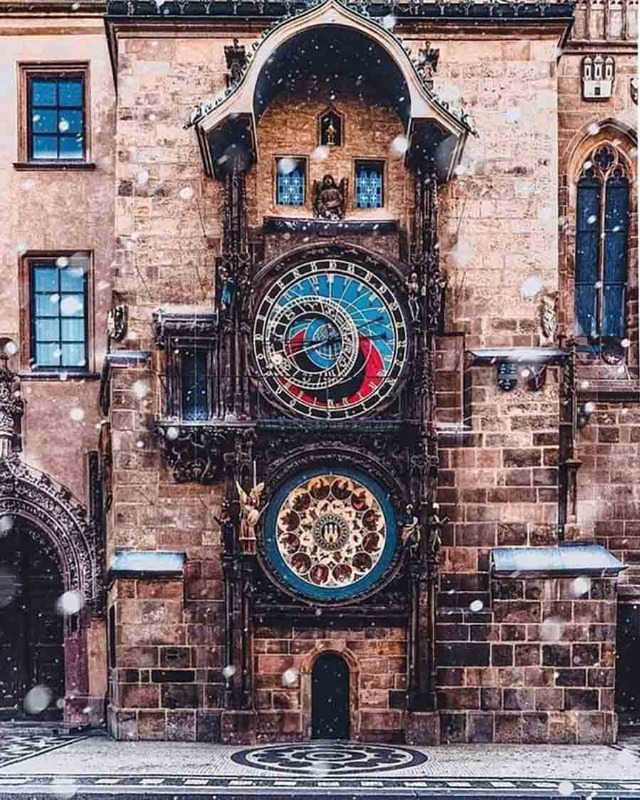 Đồng hồ thiên văn Prague, tọa lạc tại Cộng hòa Séc, thực sự là một kỳ quan của kỹ thuật thời trung cổ
