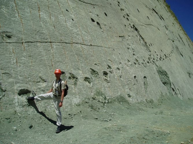 Bức tường Bolivia có nhiều dấu chân khủng long hoá thạch được du khách thích thú