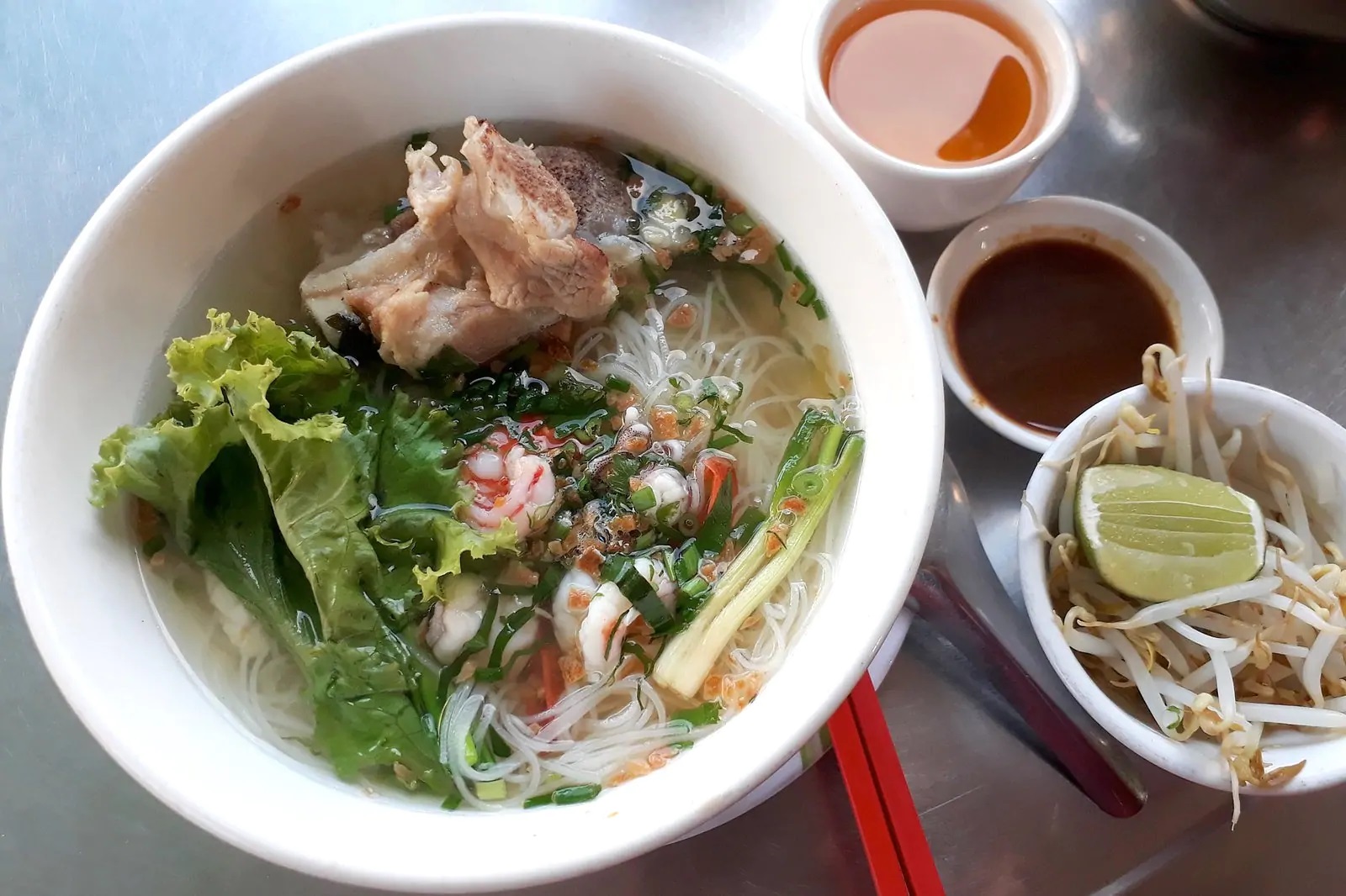 Nom banh chok (Khmer noodles)